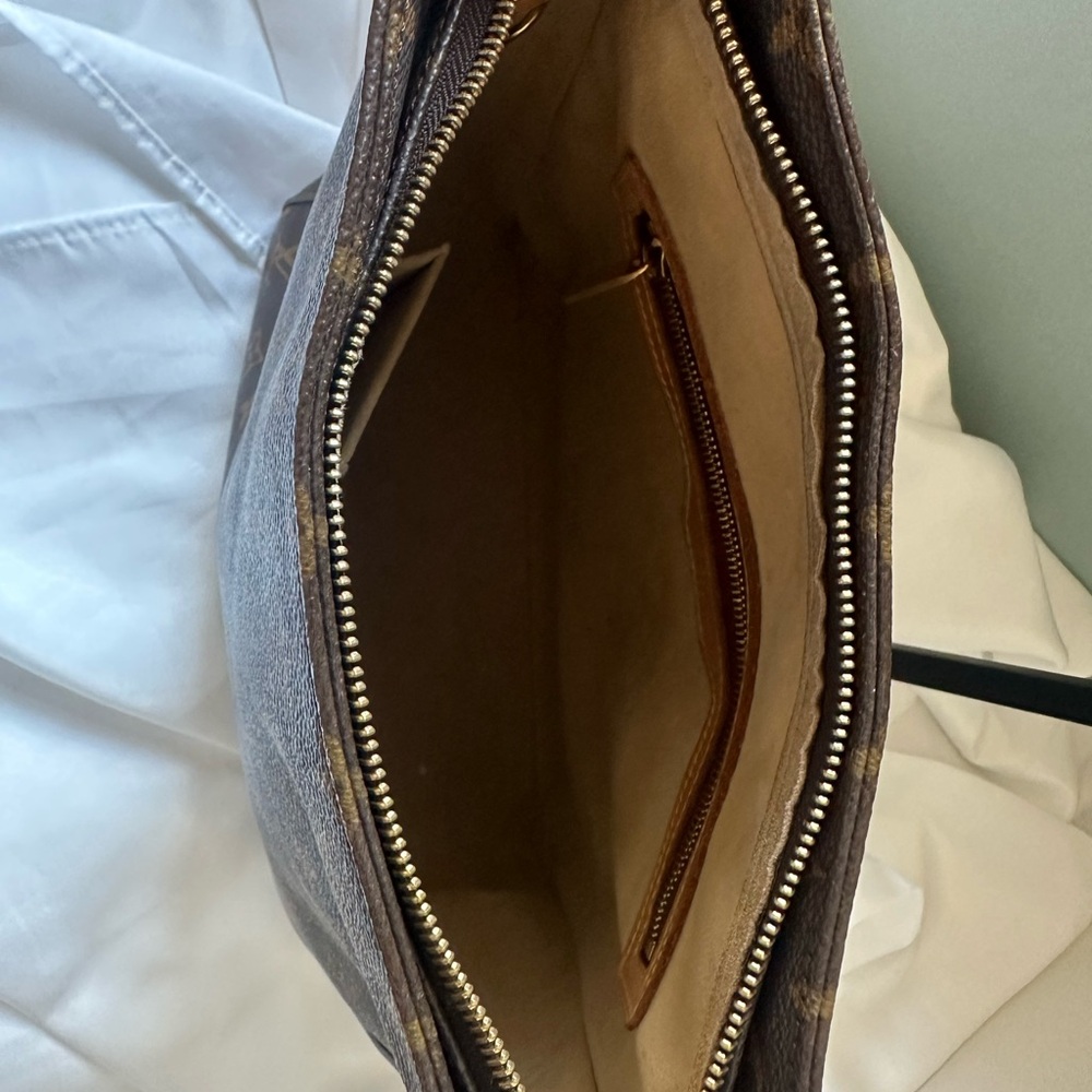 Authentic Gorgeous LV Loop Monogram Shoulder MM bag 🫧🫧🫧 CLEAN - Picture 7 of 7